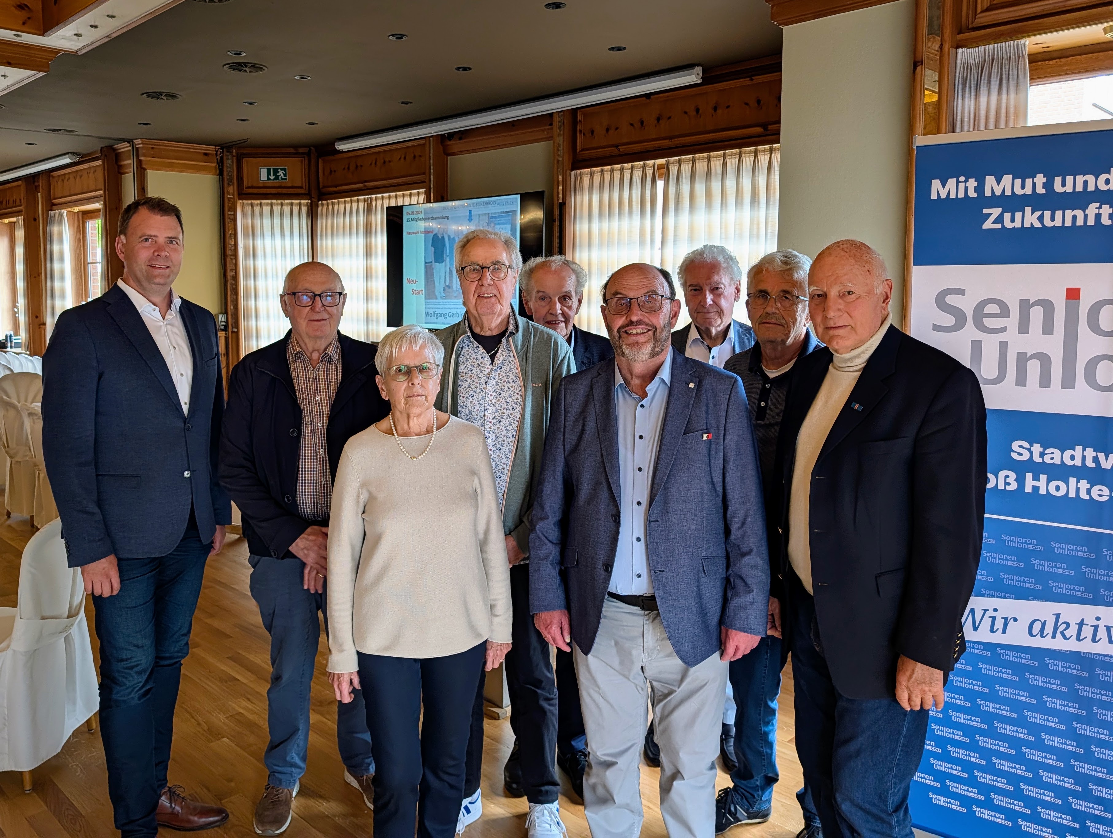 Auf den Foto von Links.
Michael Praest, wurde im Wahlkreis GT 96 F�r den Landtag nominiert, G�nter Ellermann, Beisitzer, Brigitte Vo�, Beisitzerin, Rolf Oesterwalbesloh, Stellv. Schriftf�hrer, Josef Ewers, Beisitzer, Johannes Schroeder, 1. Vorsitzender u